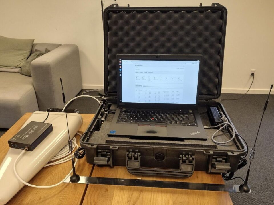 IMSI-catcher-detektor fra SECCON opstillet i en transportkuffert med bærbar computer, retningsantenne og to stavantenner