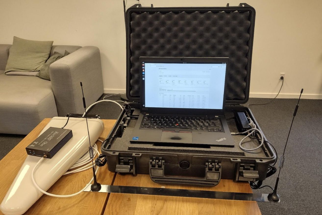 IMSI-catcher-detektor fra SECCON opstillet i en transportkuffert med bærbar computer, retningsantenne og to stavantenner